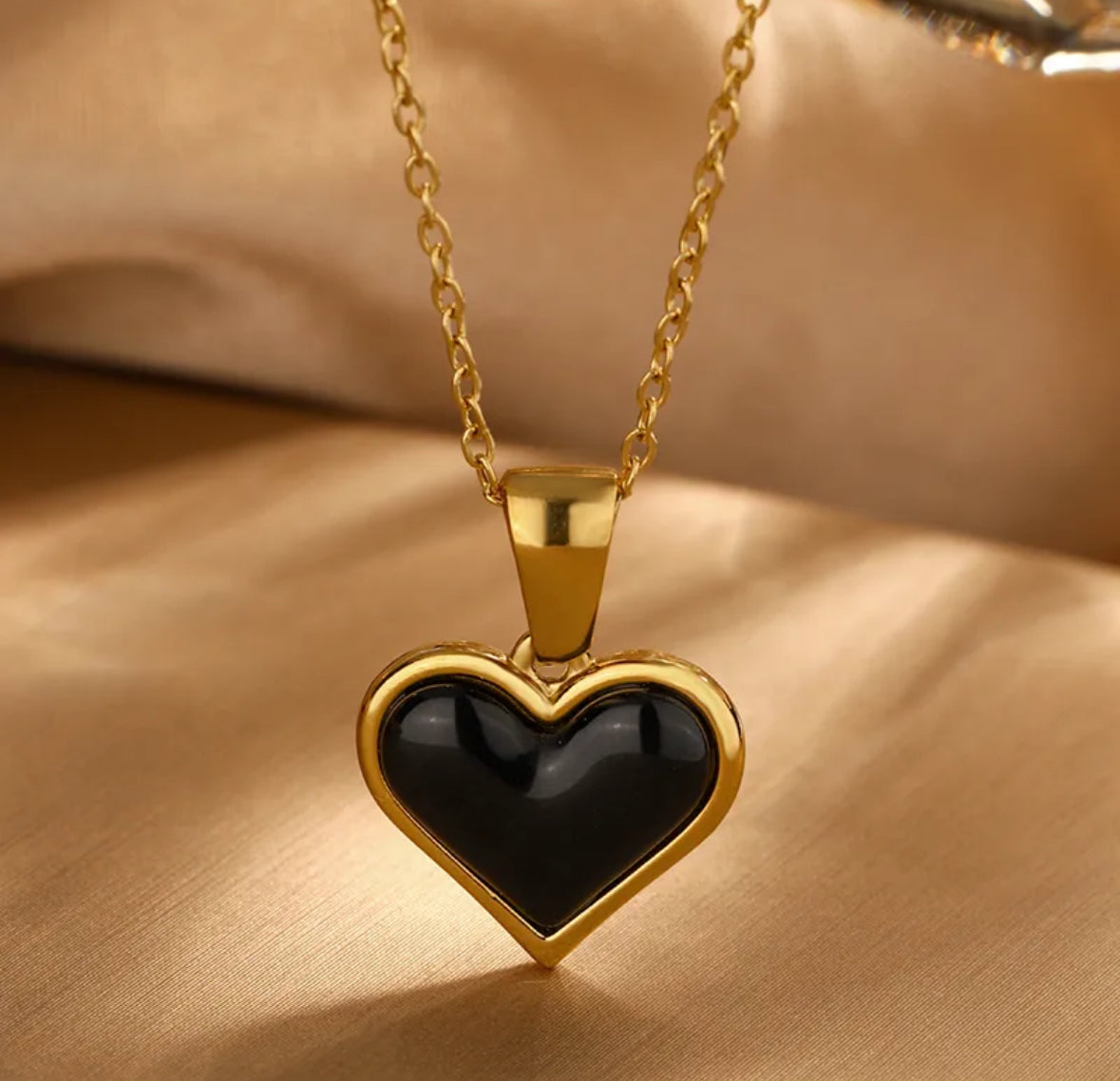 C616 Collar dorado corazon negro acero inoxidable chapado en oro 18k largo 23cm dije 2cm