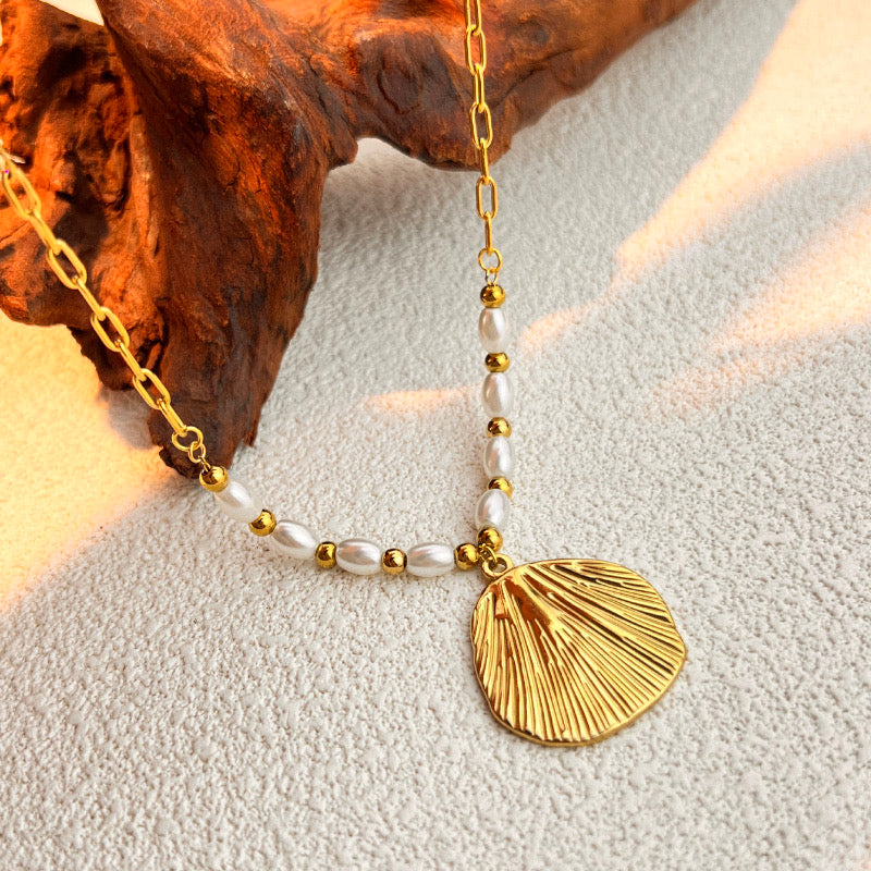 C663 Collar concha acero inoxidable chapado en oro 18k largo 23cm 3 cm dije