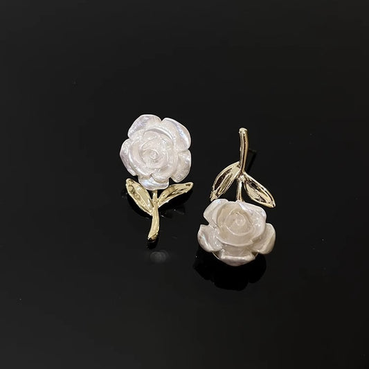 E5816 Aretes Rosa blanca tallo dorado aleacion 2cm