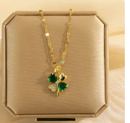 C836 Collar trébol dorado acero de titanio 23cm largo 2cm dije