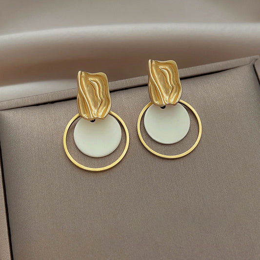 E3931 Aretes dorados círculo blanco aleacion 2.5cm