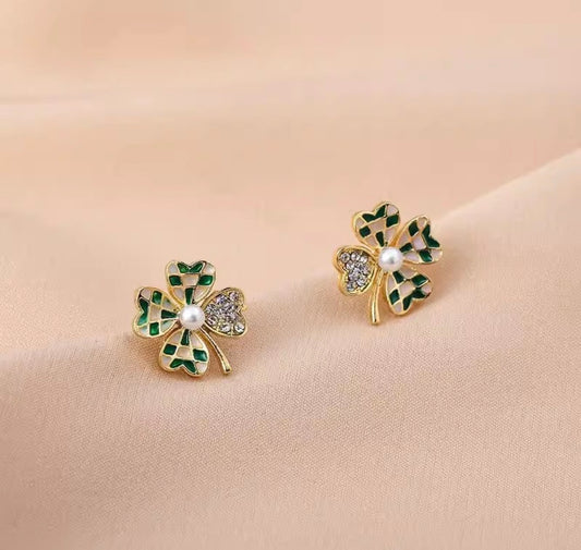 E7035 Aretes trebol brillante verde perla 1cm poste de plata