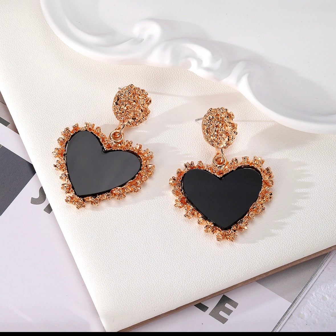 E5131 Aretes corazón negro contorno dorado aleacion 4cm