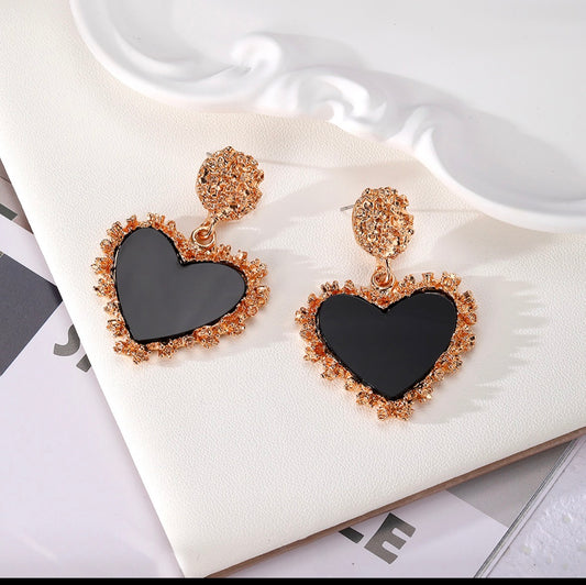 E5131 Aretes corazón negro contorno dorado aleacion 4cm
