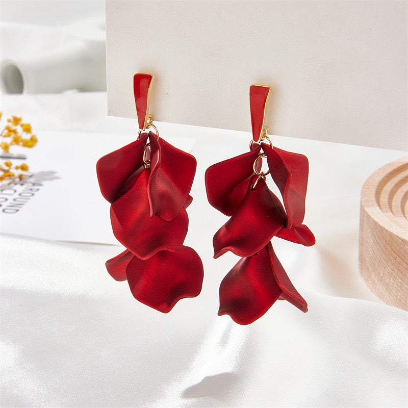 05 Aretes petalos colgantes elegantes textura suave acrilico