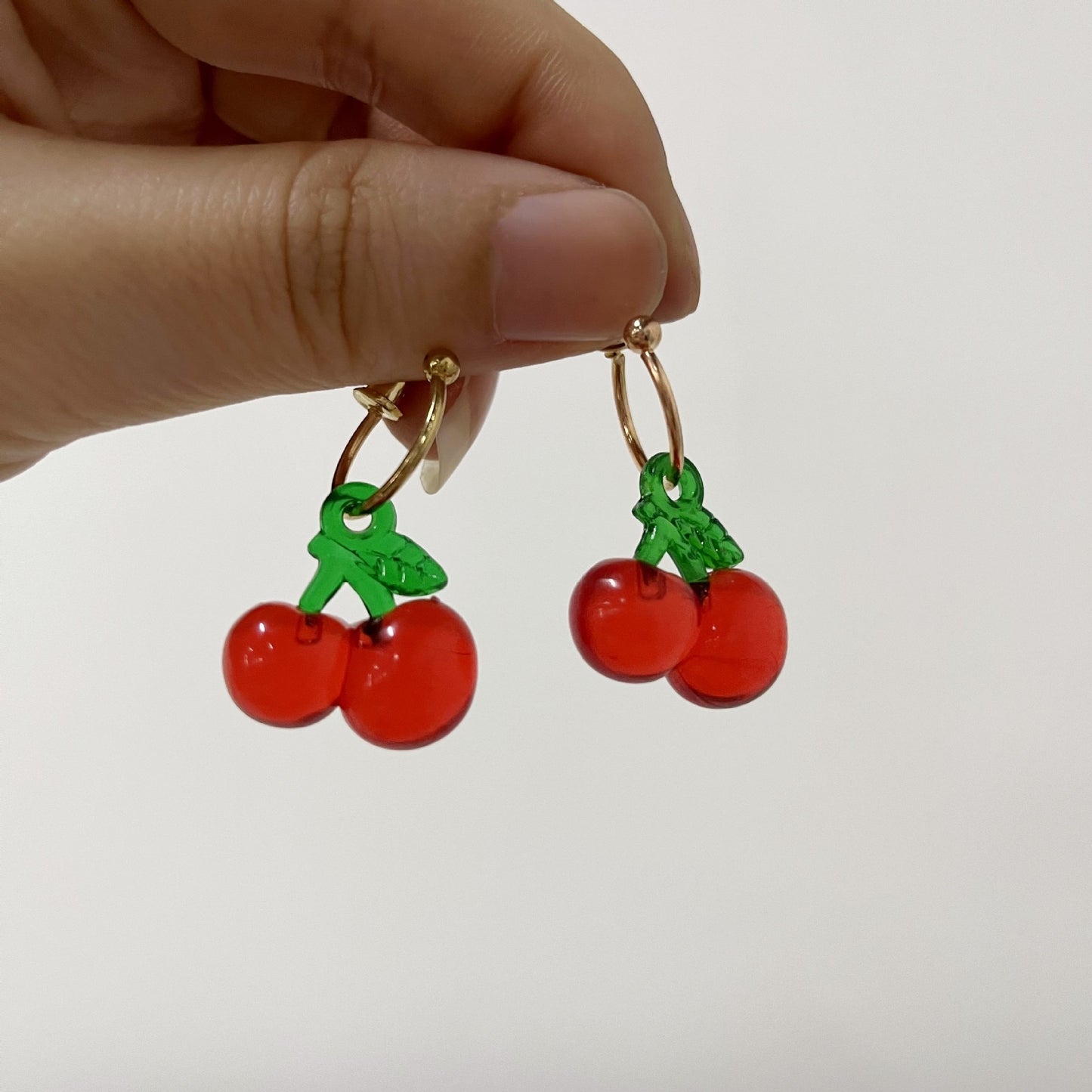 E2935 Aretes cereza resina argolla 3.5cm