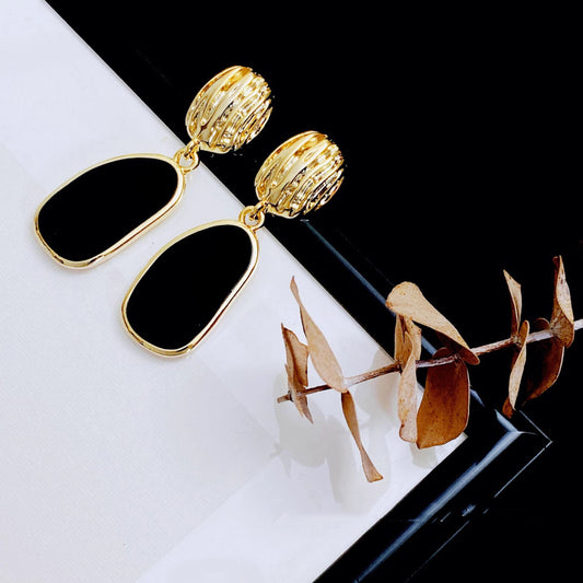 E5833 Aretes negros con dorado colgantes aleacion 5cm