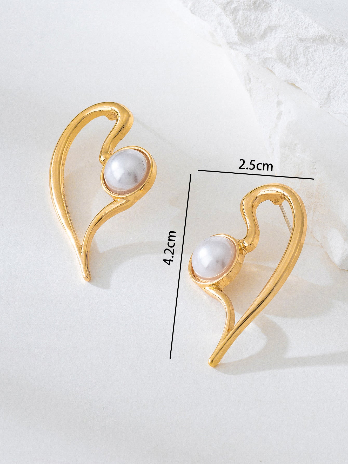 E5870 Aretes corazon abstracto dorado perla aleacion 4cm