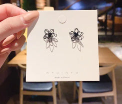 E3915 Aretes flor negra aleacion 1.5cm