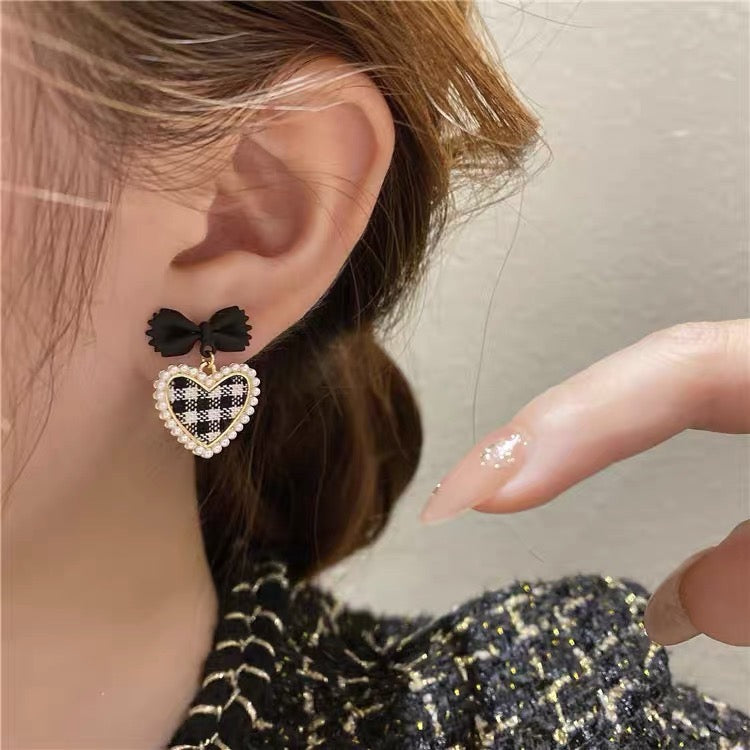 E2040 Aretes corazon moño negro chicos 3cm