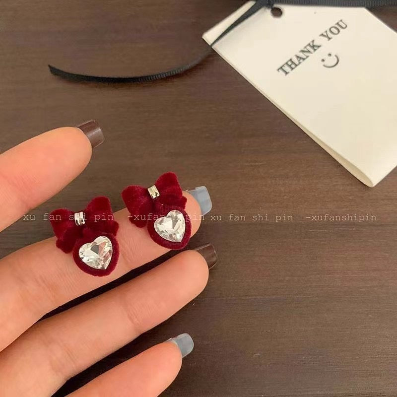 E5057 Aretes corazón perla contorno terciopelo guinda 1cm