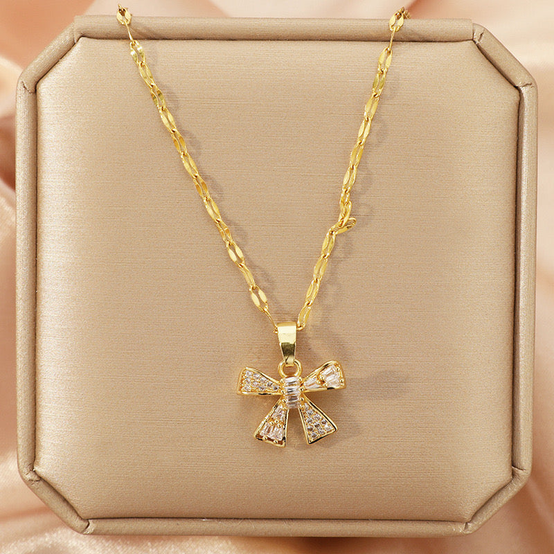 J586 Collar moño dorado brillante acero de titanio largo 22cm dije 2.5cm