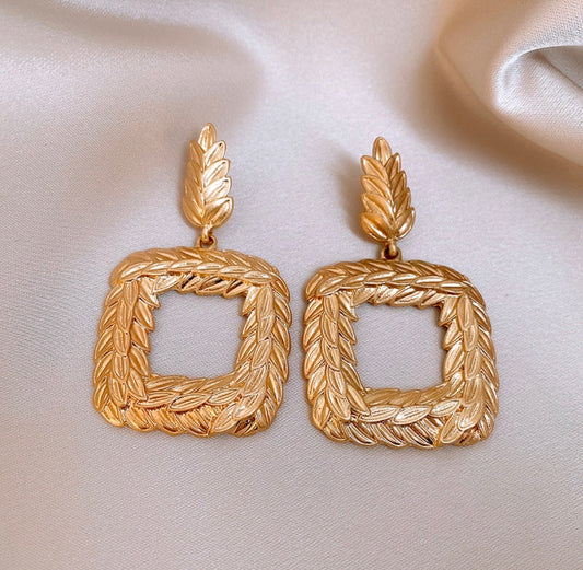 E7172 Aretes cuadrados dorados diseño hojas aleacion 7cm