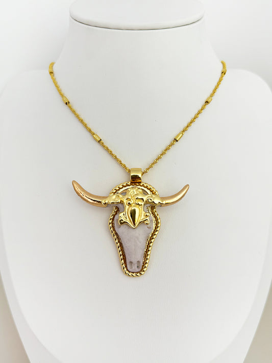 C677D Collar cabeza toro dorado resina laton chapado en oro 18k largo 26cm dije 6cm