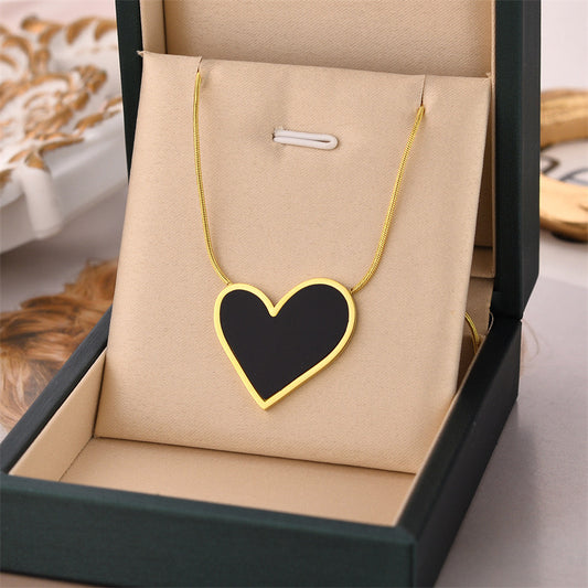 C712 Collar corazon negro dorado acero de titanio 22cm largo 2.5cm dije