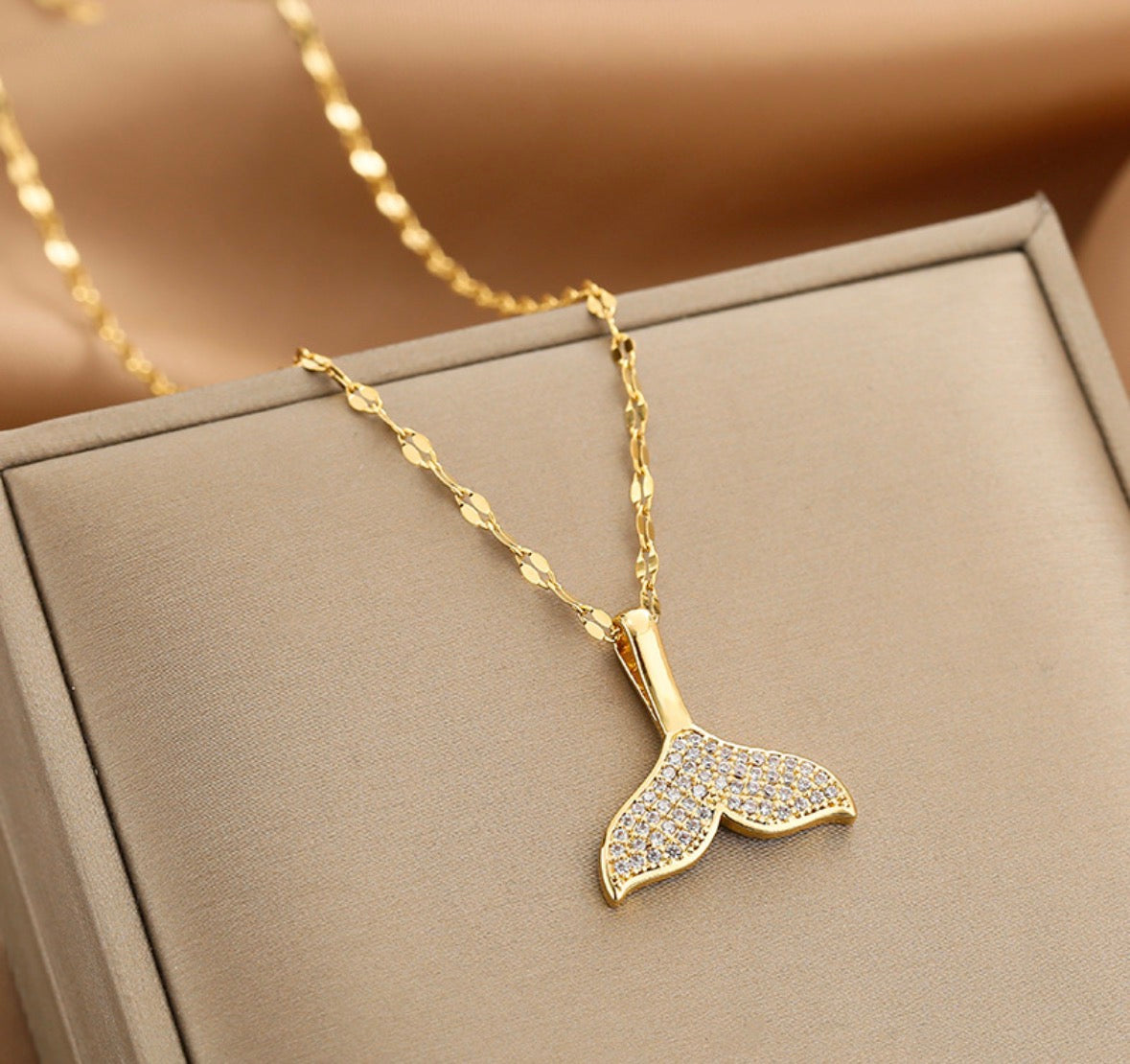 C1529 Collar cola de sirena brillante acero inoxidable chapado en oro de 18k 21cm dije 1.5 cm