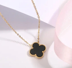 C741 Collar trébol negro acero de titanio 23cm largo 1cm dije