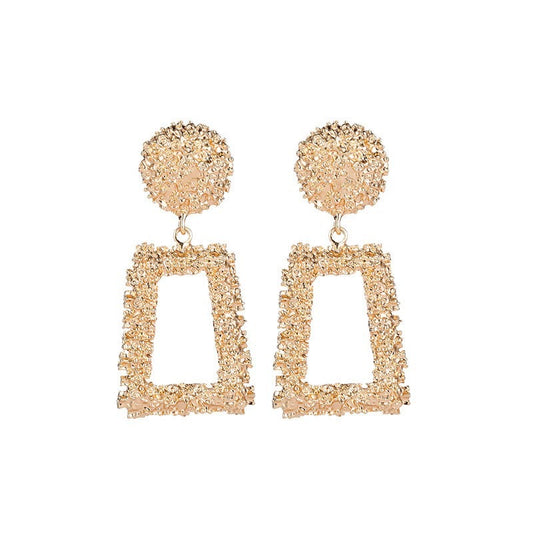 E7147 Aretes rectangular dorado con textura aleacion 4cm