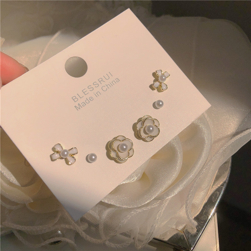E3890 conjunto de aretes flor blanca poste de plata 1cm