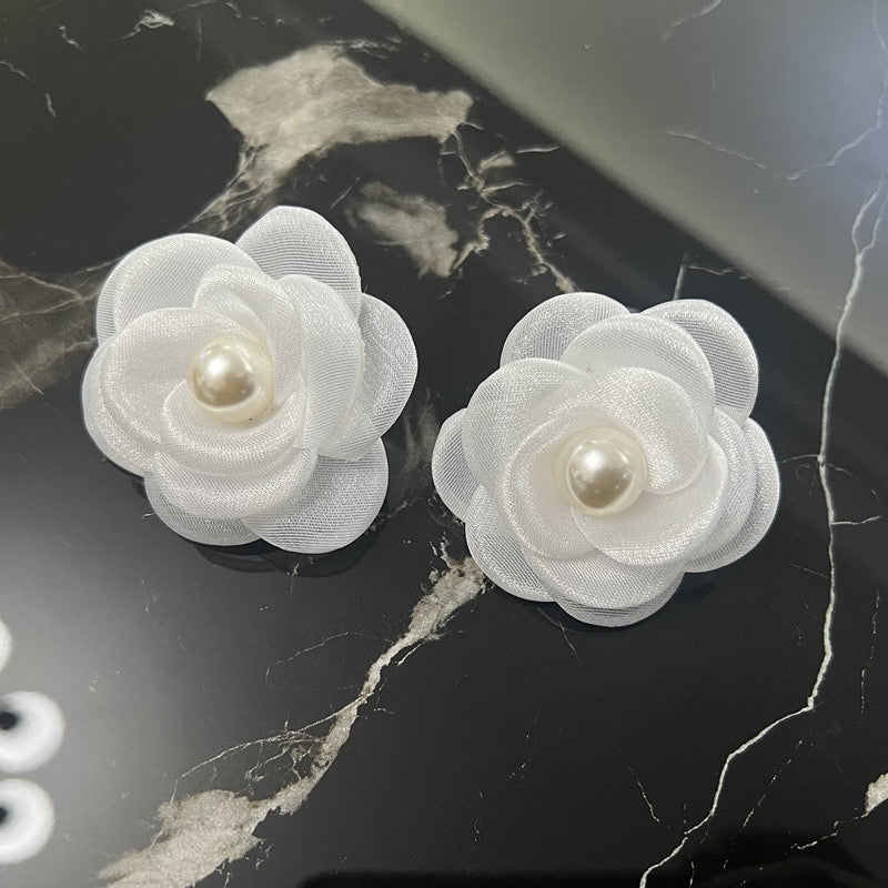 E7262B Aretes flor perla tela gasa ligeros fiesta elegante 5.5cm