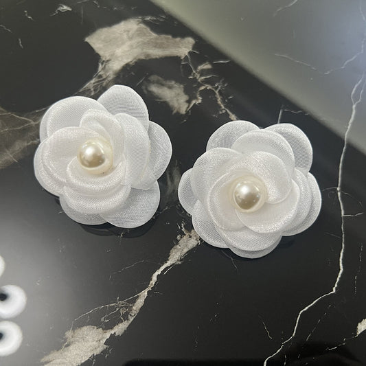 E7262B Aretes flor perla tela gasa ligeros fiesta elegante 5.5cm
