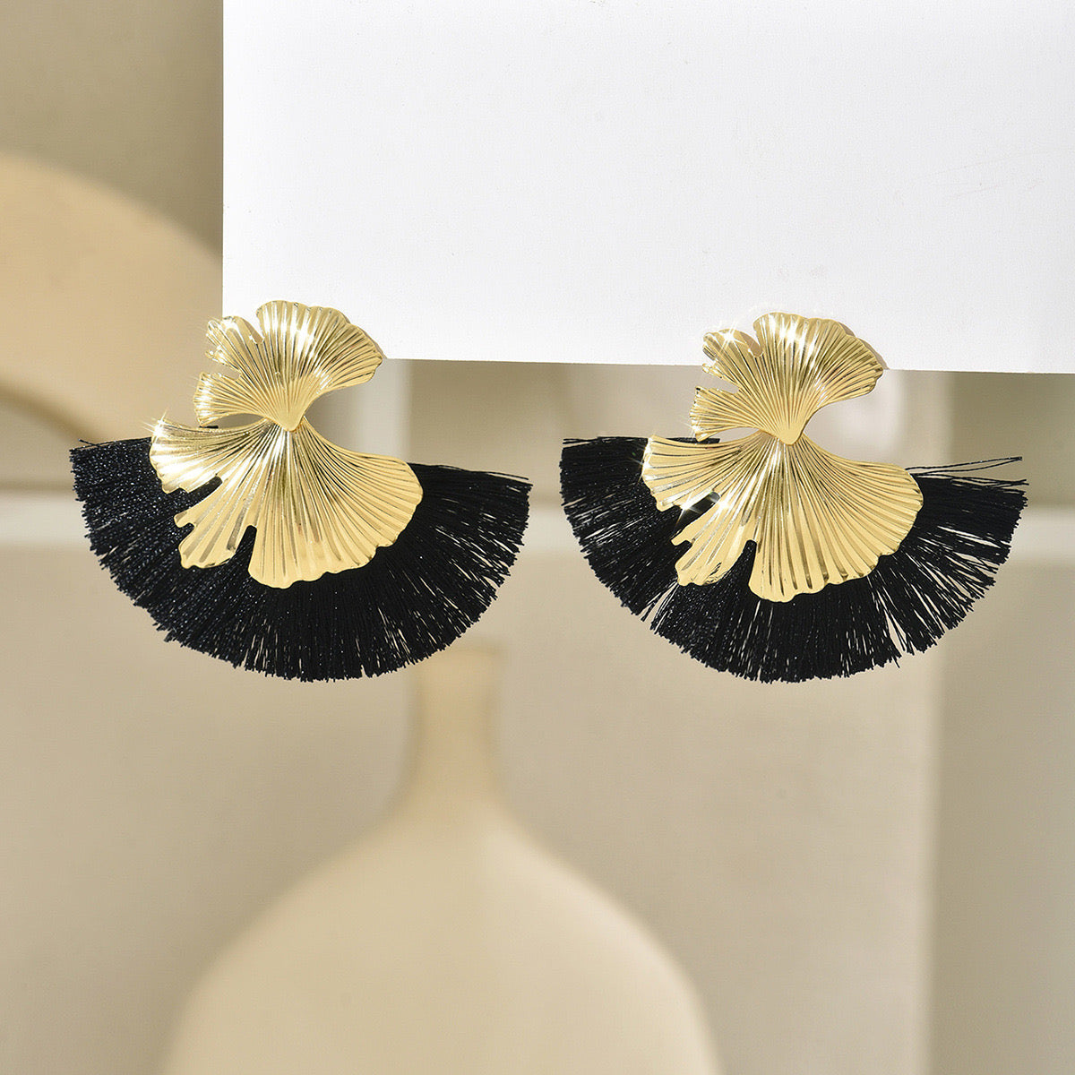 E7114 Aretes con diseño de hoja de Ginkgo y flecos negros en abanico aleacion 6cm