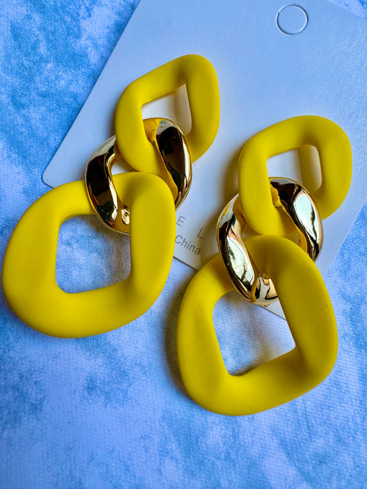 E1430 Aretes tipo cadena amarillo dorado acrílico ligeros 7cm