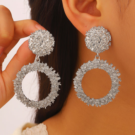 E7128 Aretes círculo plateado  con textura aleacion 8 cm
