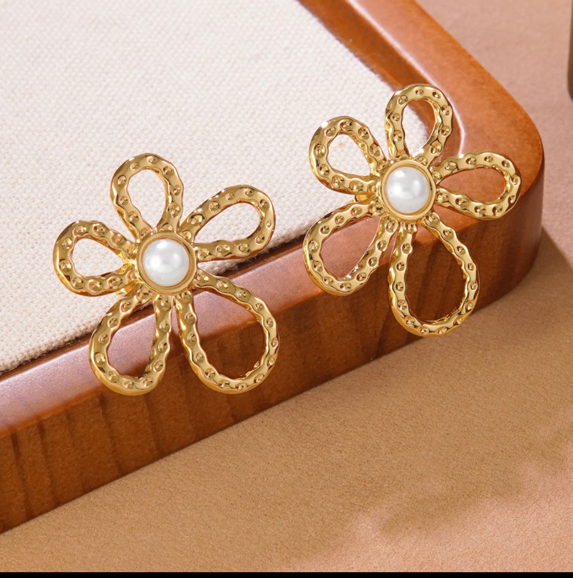 E5443 Aretes flor dorada perla acero inoxidable