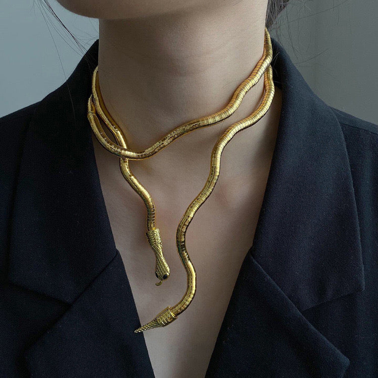 C932D Collar de serpiente de bobinado dorado aleacion 44cm
