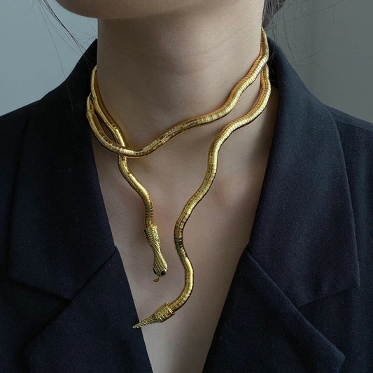 C932D Collar de serpiente de bobinado dorado aleacion 44cm