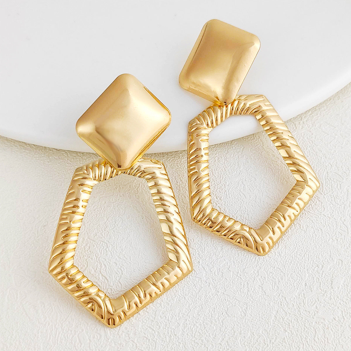 E3489 Aretes pentagono dorado aleacion 5cm