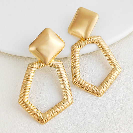 E3489 Aretes pentagono dorado aleacion 5cm