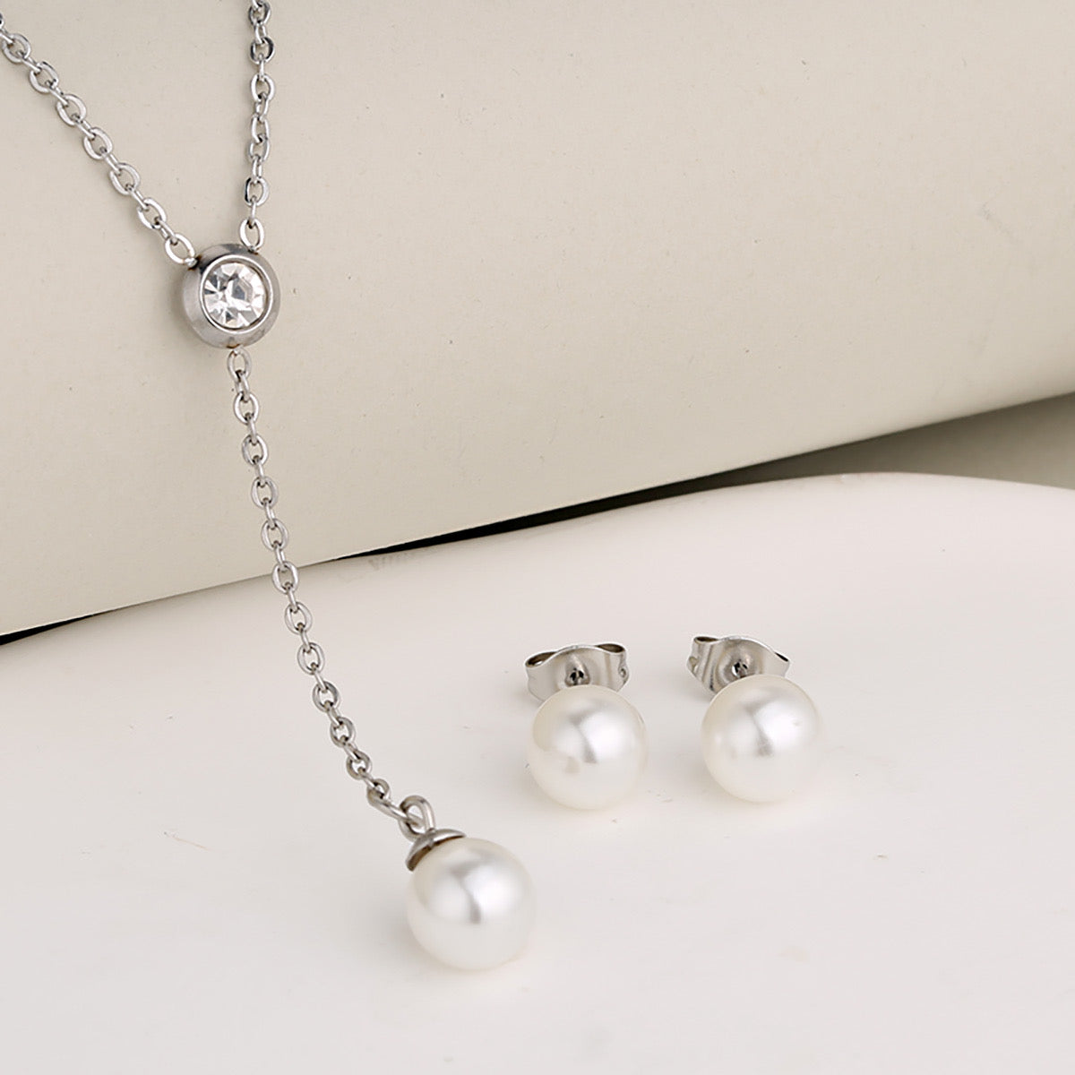 C951 Conjunto de aretes y collar perla plateado acero inoxidable 25cm largo