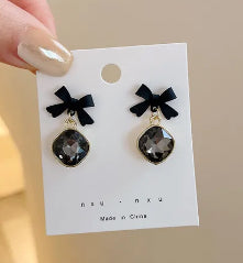 E3715 Aretes moño negro cristal brillante aleacion 3cm