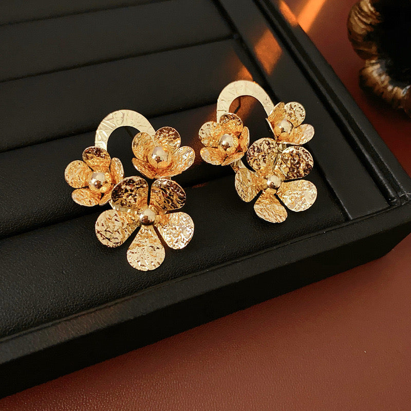 E7210 Aretes flores doradas aleacion 3cm