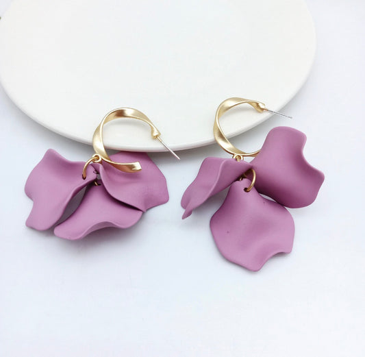 E5174 Aretes pétalos verdes colgantes barnizados 6cm