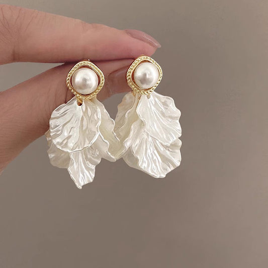 E5012 Aretes pétalos blancos esmaltado aleacion 5cm