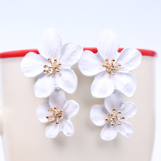 019 Aretes flores blancas doble aleacion esmaltado