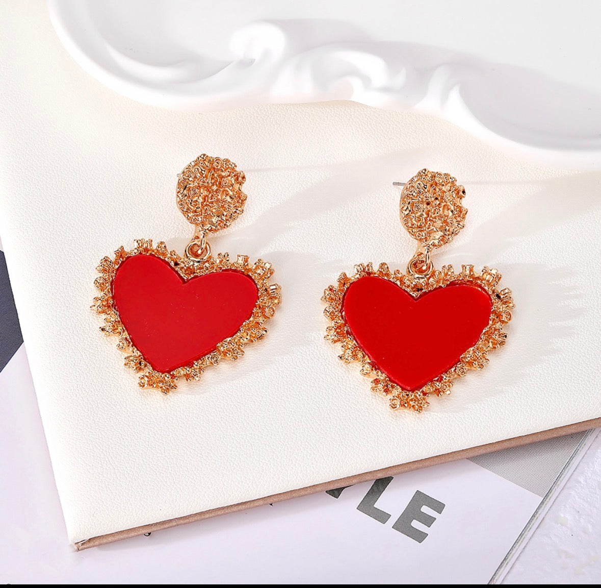E5131 Aretes corazón rojo contorno dorado aleacion 4cm