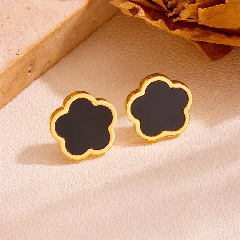E4730 Aretes trébol negro acero inoxidable chapado en oro de 8k 1cm
