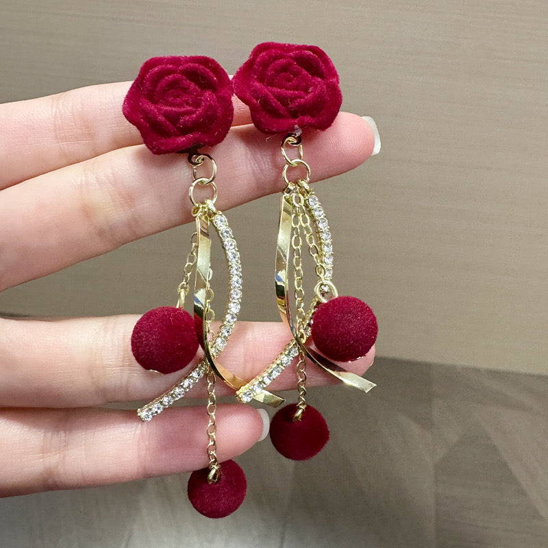 E5852 Aretes rosas rojas colgantes dorados aleacion terciopelo 7cm