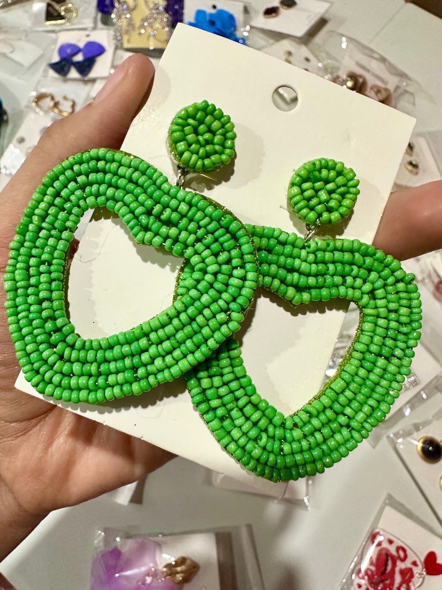 Aretes 428V Grande Corazon Verde Chaquira