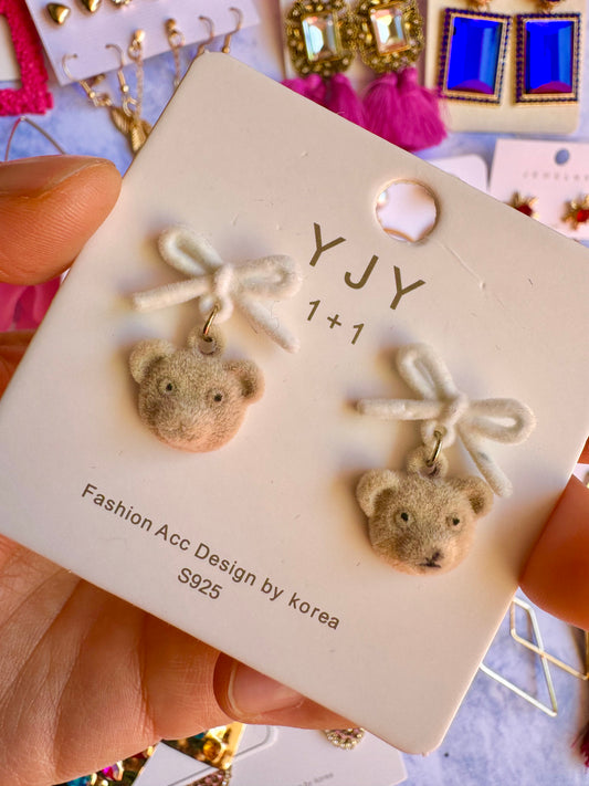 E1692 Aretes oso moño textura gamuz tela suave beige