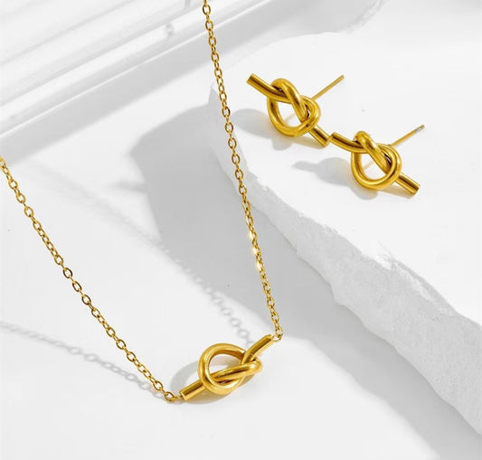 C1502 Conjunto collar y aretes nudo dorado acero inoxidable 21cm aretes 1cm