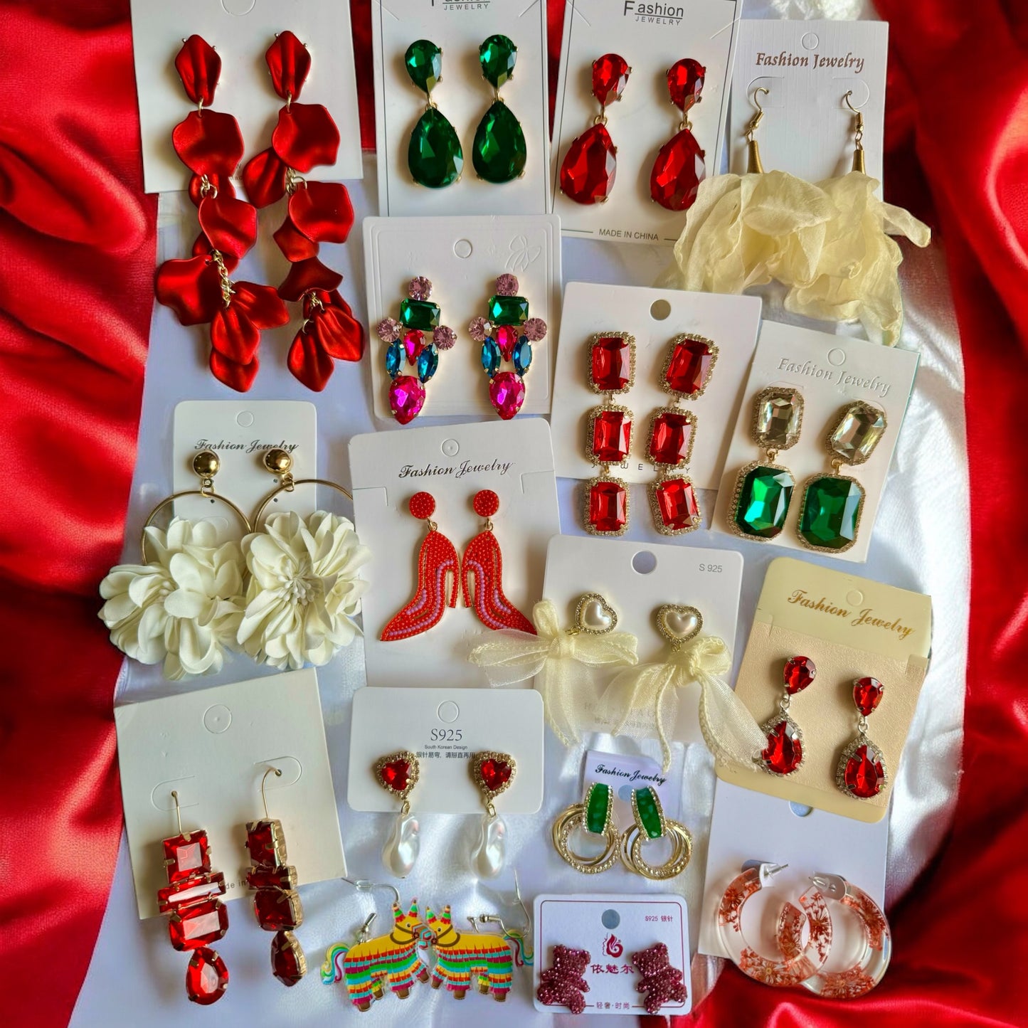 Lote navideño 7 incluye 17 pares de aretes los que se muestran en la foto