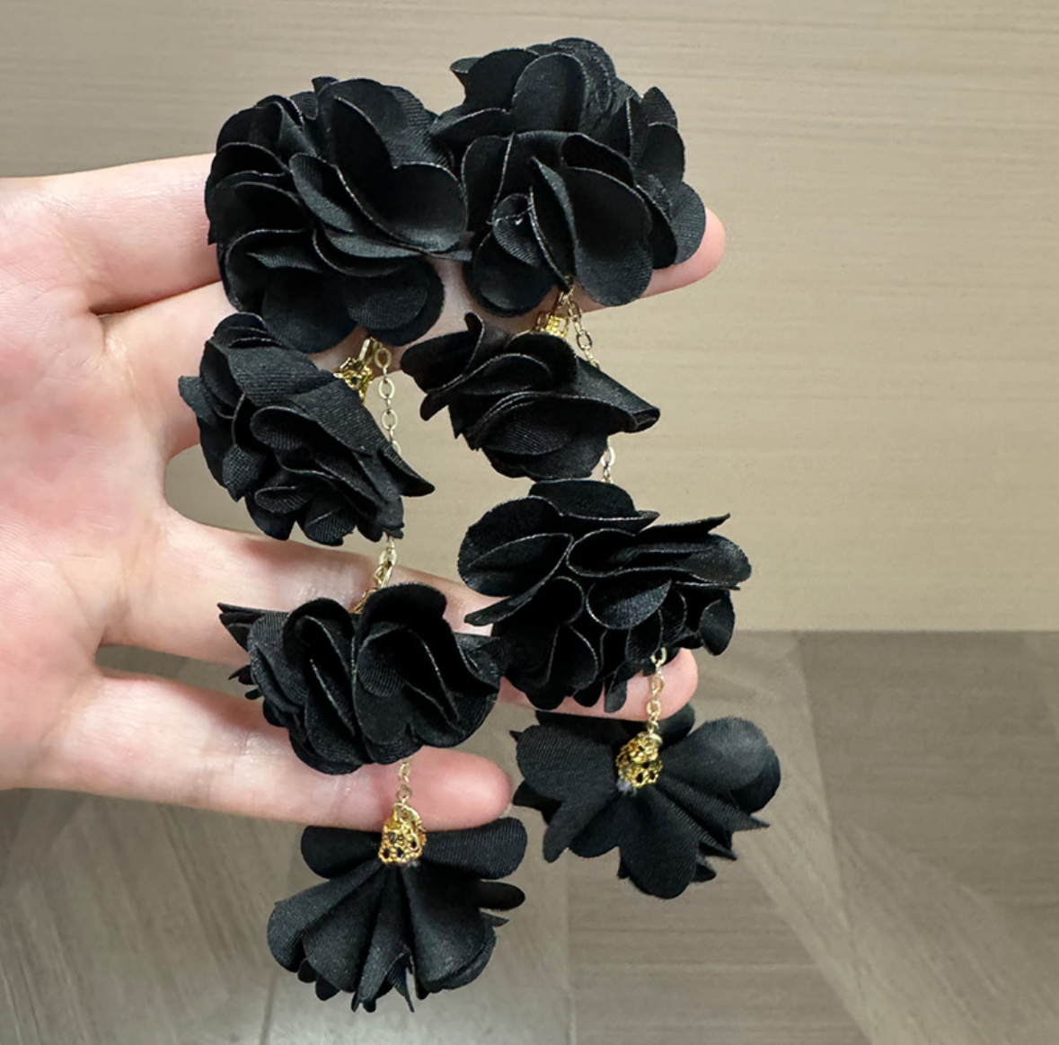 E4799 Aretes flor negra colgante acrilico 10cm