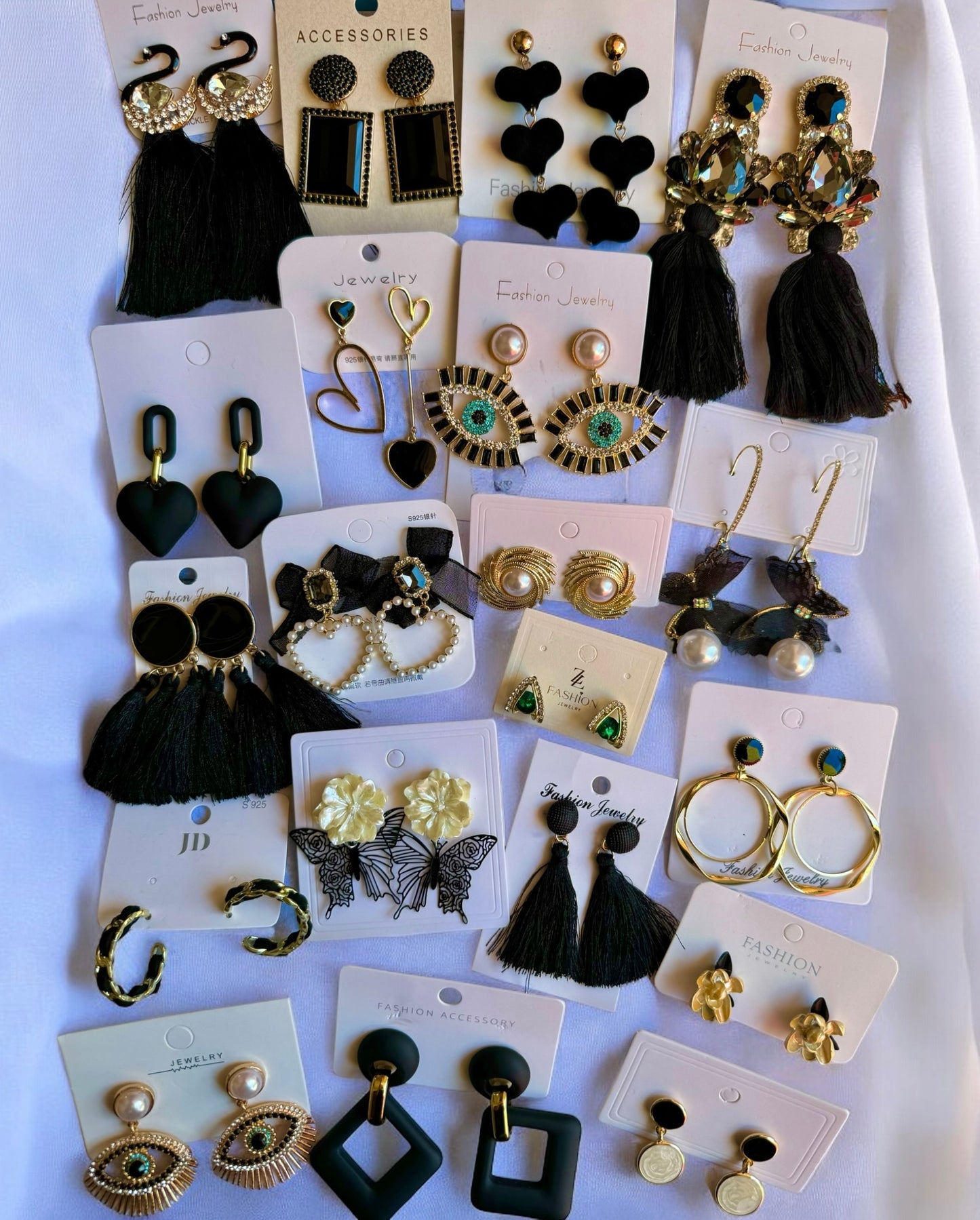 Lote negro incluye 20 pares de aretes los que se muestran en la foto