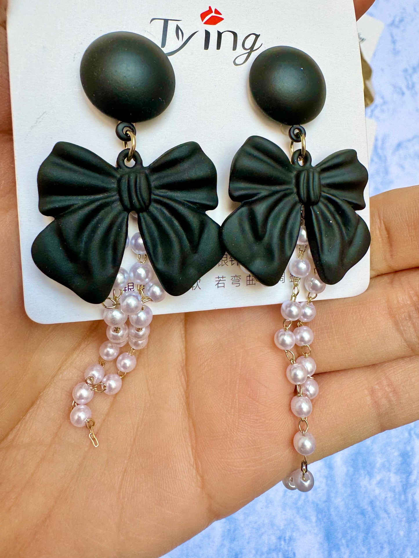 E1831 Aretes moño negro perlas colgantes resina poste de plata 9cm