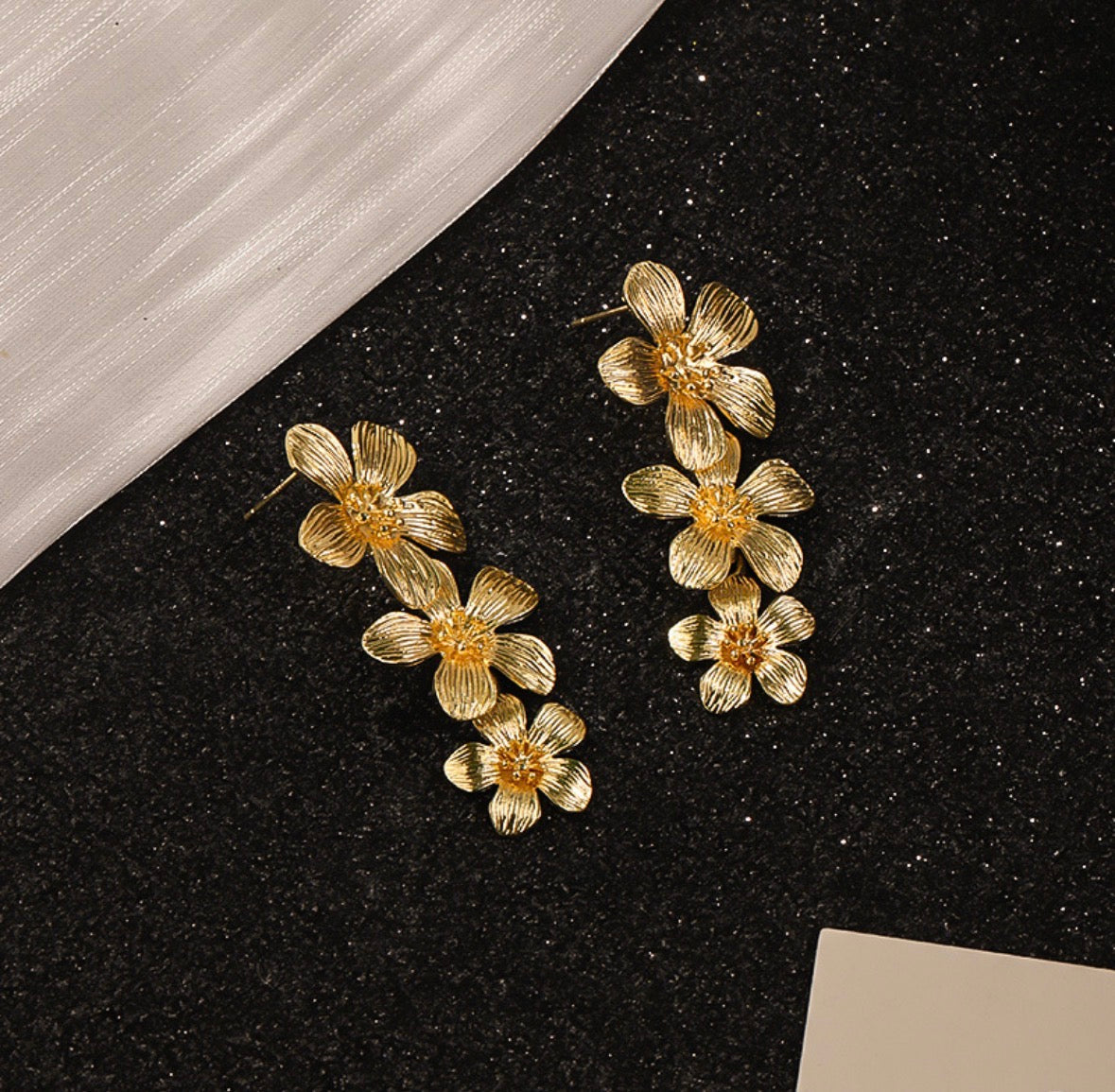 E5364 Aretes flores doradas aleacion enchapado 5cm